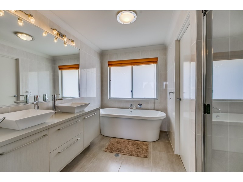 10 Bay Crest Place, Thornlands QLD 4164