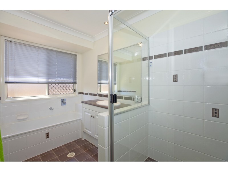 15 Trafalgar Vale Avenue, Wellington Point QLD 4160