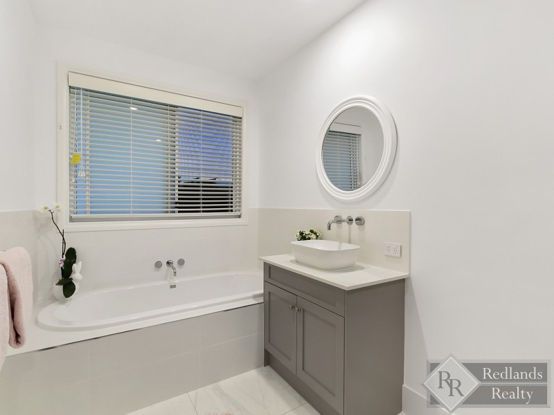 11 Bayview Street, Wellington Point QLD 4160