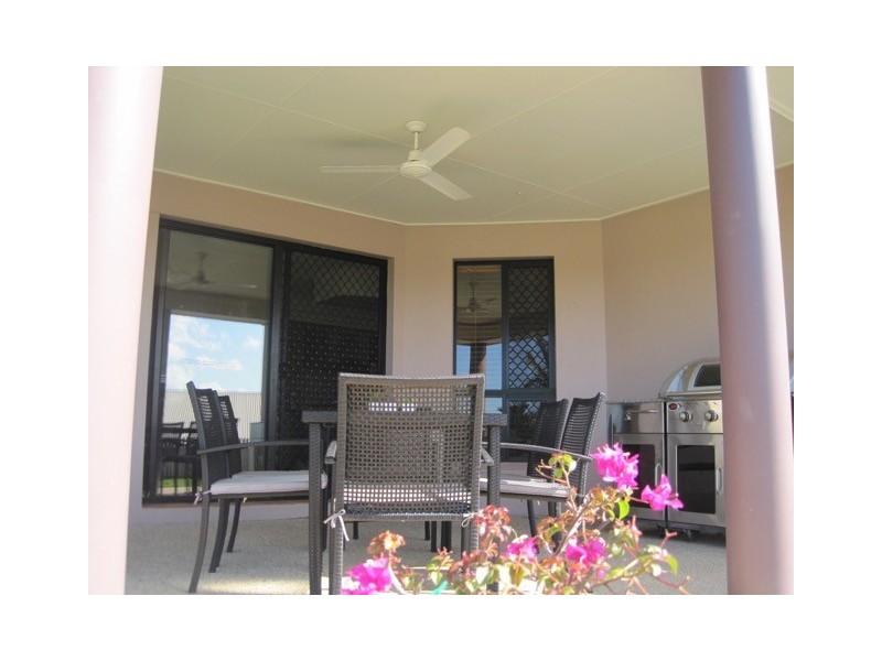 15 SANDRINGHAM COURT, Telina QLD 4680