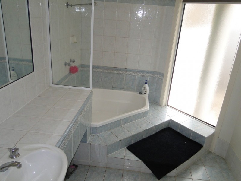 15 WALTERS AVENUE, West Gladstone QLD 4680