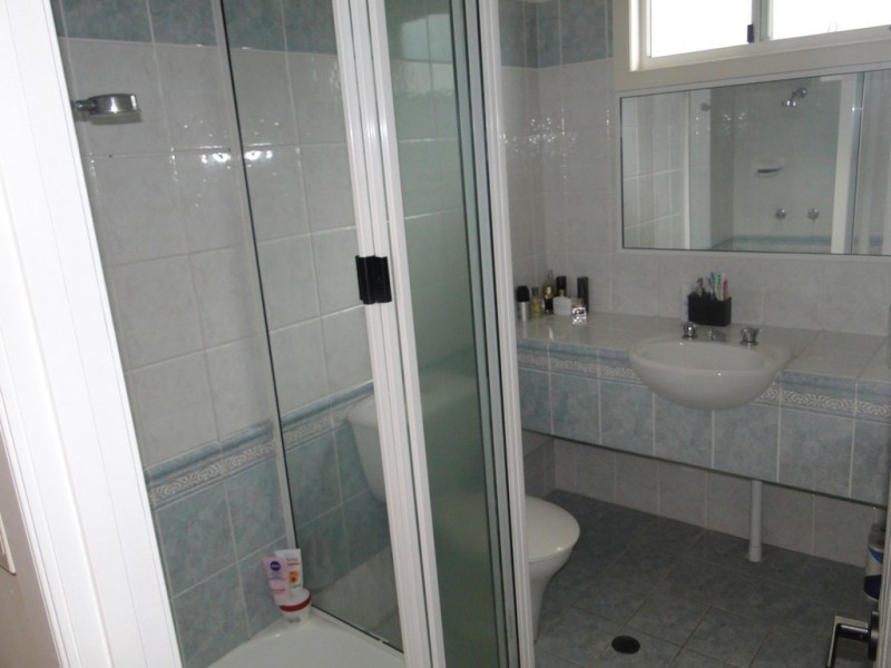 15 WALTERS AVENUE, West Gladstone QLD 4680