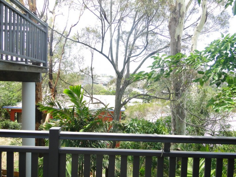 15 WALTERS AVENUE, West Gladstone QLD 4680