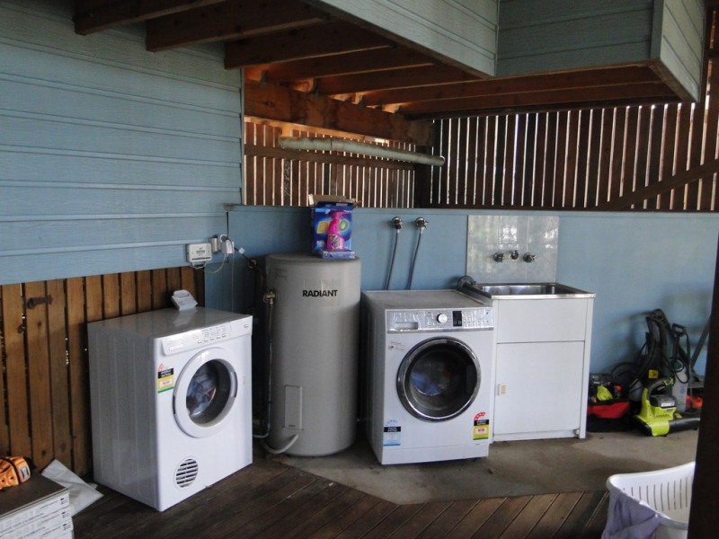 15 WALTERS AVENUE, West Gladstone QLD 4680