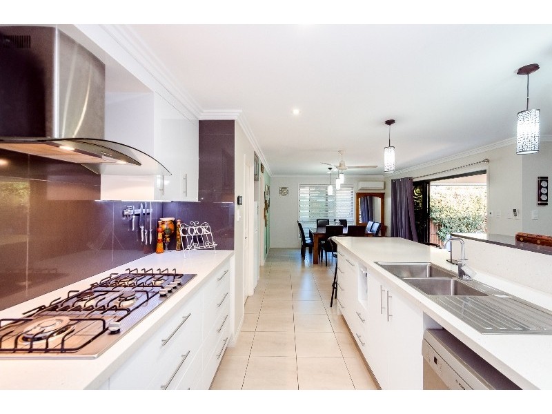 27 DEVENEY DRIVE, Kirkwood QLD 4680