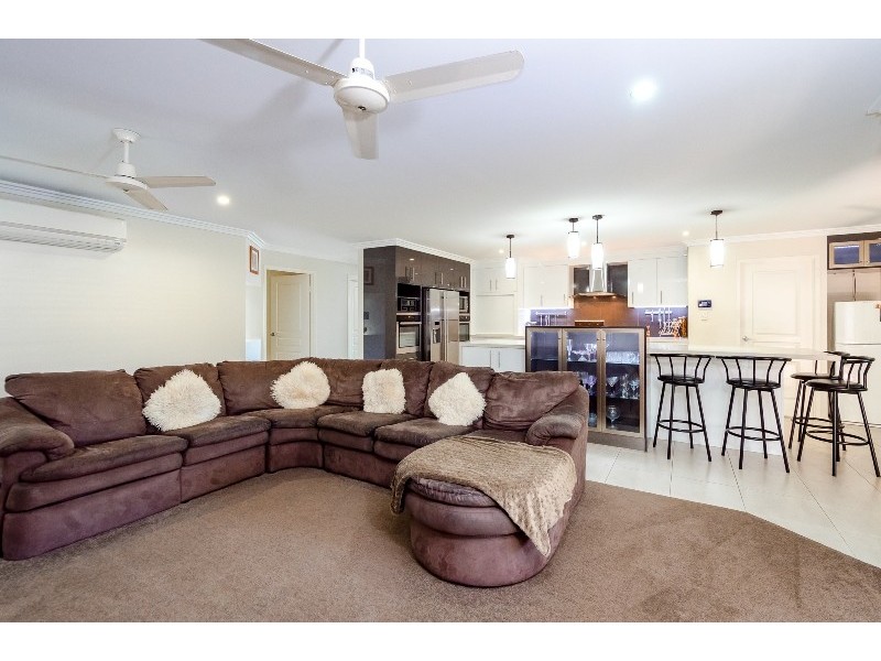 27 DEVENEY DRIVE, Kirkwood QLD 4680