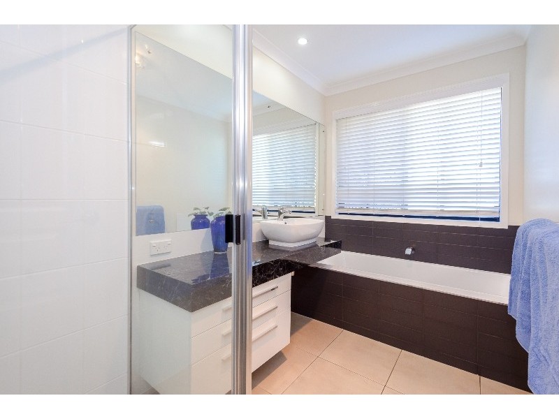 27 DEVENEY DRIVE, Kirkwood QLD 4680