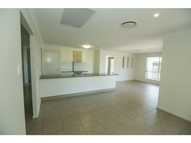 11 Woodland Court, Kirkwood QLD 4680