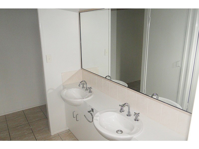 20 ELLINGTON STREET, New Auckland QLD 4680