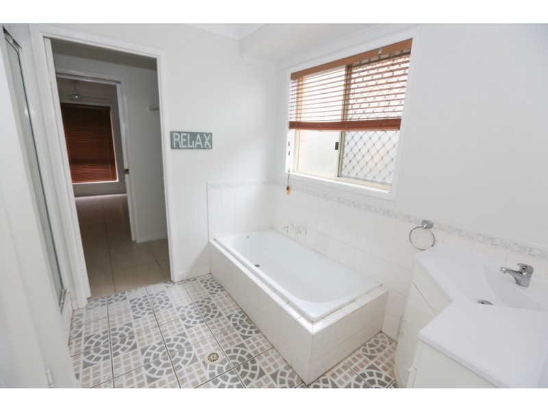 5 Lady Elliot Court, Clinton QLD 4680