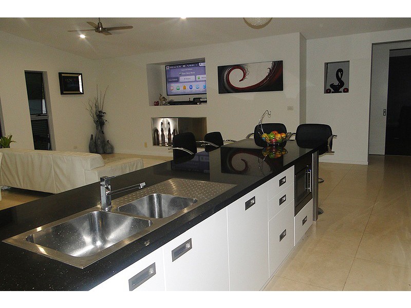 1 DOLPHIN TERRACE, South Gladstone QLD 4680