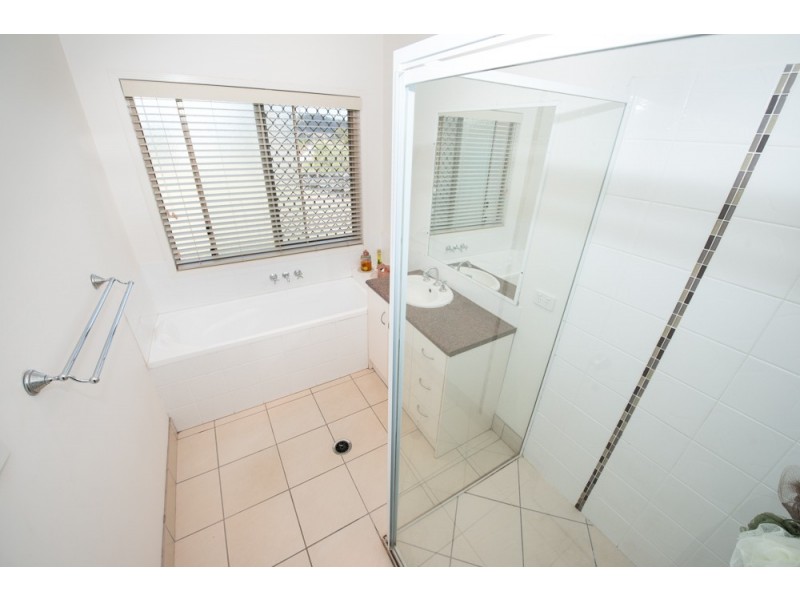 7 Observatory Place, New Auckland QLD 4680