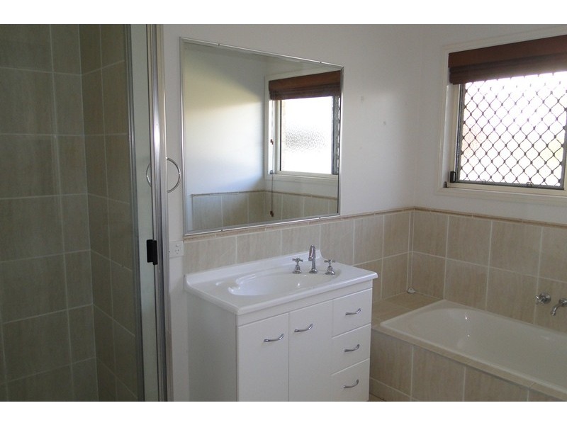 1 ROTHBURY PLACE, New Auckland QLD 4680