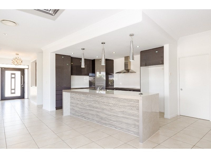 12 Grasstree Crescent, Kirkwood QLD 4680