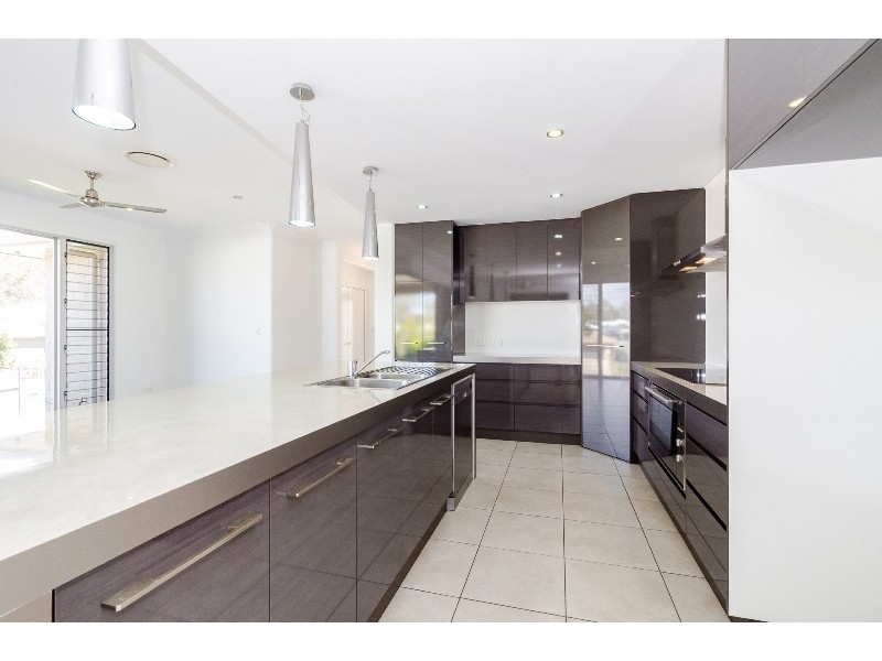 12 Grasstree Crescent, Kirkwood QLD 4680