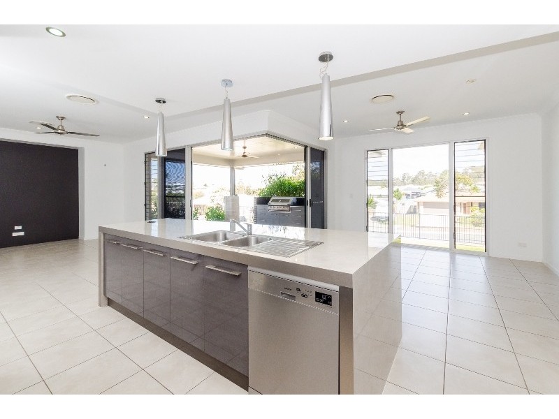 12 Grasstree Crescent, Kirkwood QLD 4680