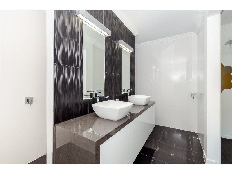 12 Grasstree Crescent, Kirkwood QLD 4680