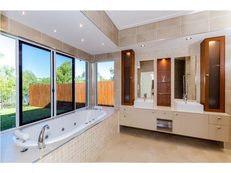 11 Grasstree Crescent, Kirkwood QLD 4680