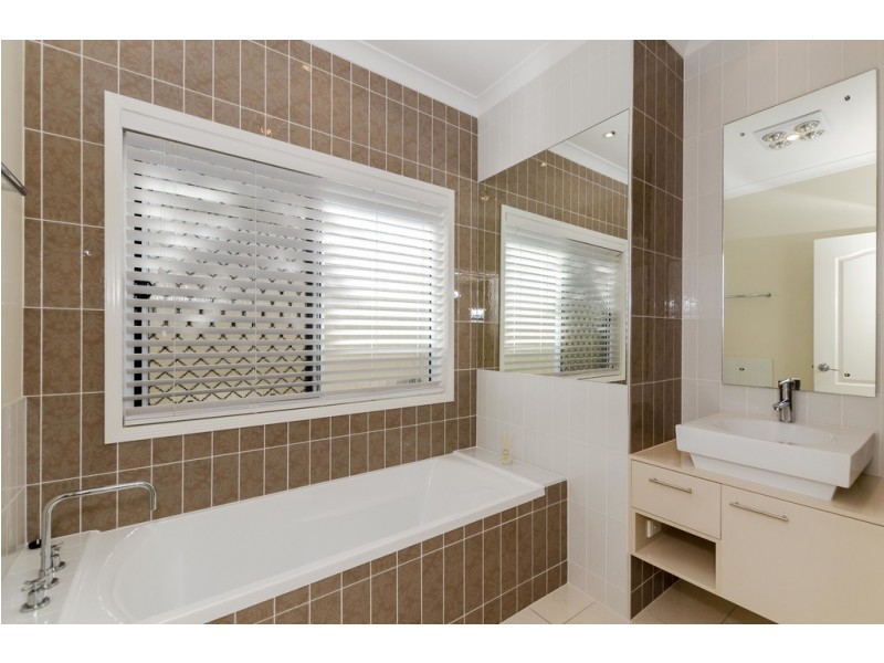 11 Grasstree Crescent, Kirkwood QLD 4680