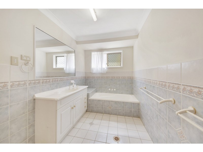 4 St Bees Court, Clinton QLD 4680