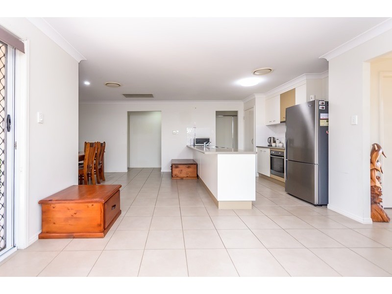 11 Woodland Court, Kirkwood QLD 4680