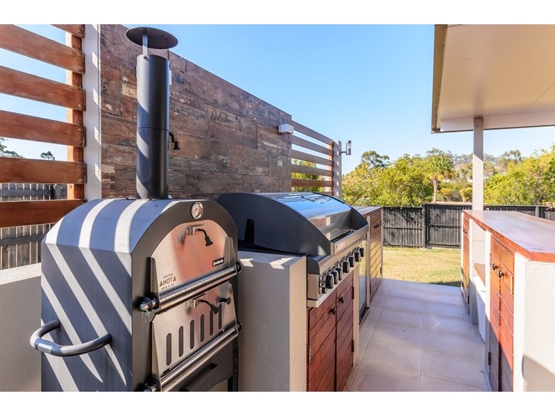 11 Woodland Court, Kirkwood QLD 4680