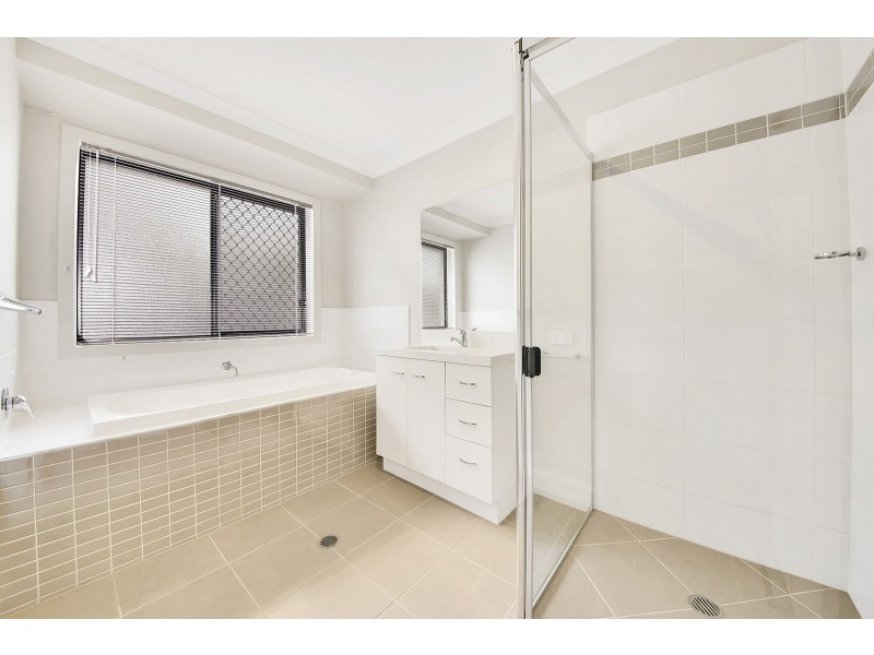 24 IRIS ROAD, Kirkwood QLD 4680