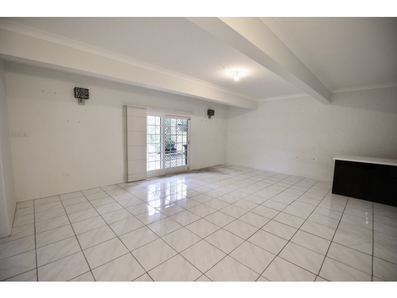 1 PINE AVENUE, West Gladstone QLD 4680