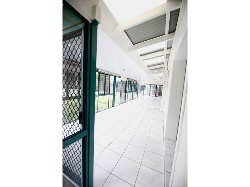 1 PINE AVENUE, West Gladstone QLD 4680