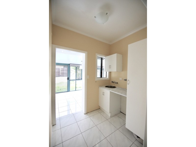 1 PINE AVENUE, West Gladstone QLD 4680