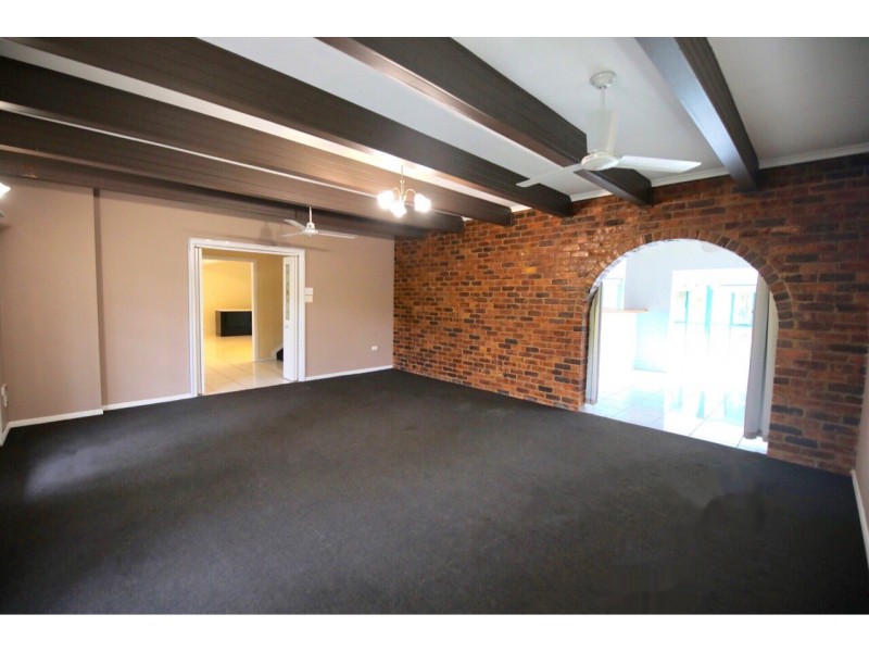 1 PINE AVENUE, West Gladstone QLD 4680
