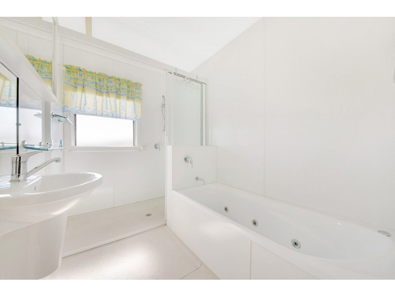 32 PATERSON STREET, West Gladstone QLD 4680