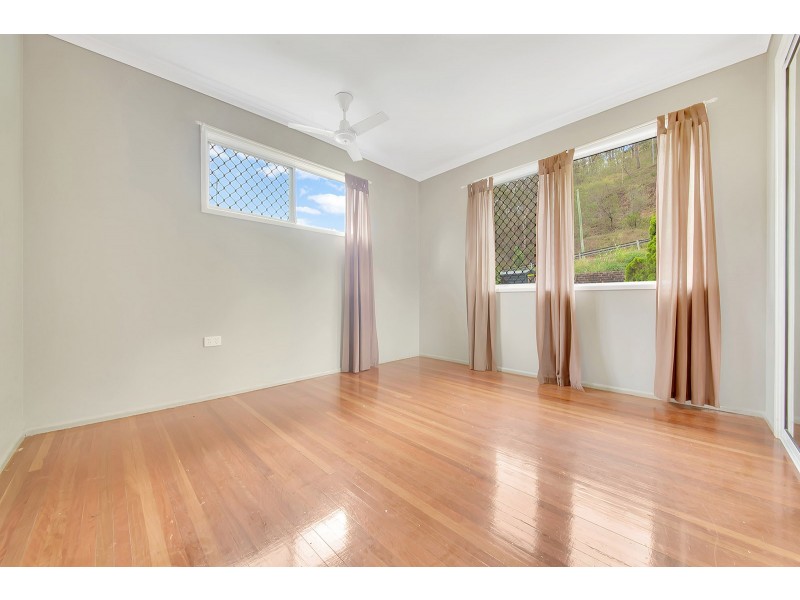 23 PINE AVENUE, West Gladstone QLD 4680