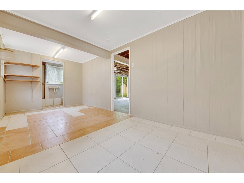 23 PINE AVENUE, West Gladstone QLD 4680