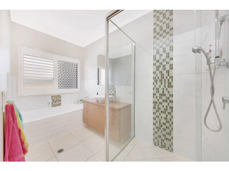 2 SCORPIUS PLACE, Telina QLD 4680