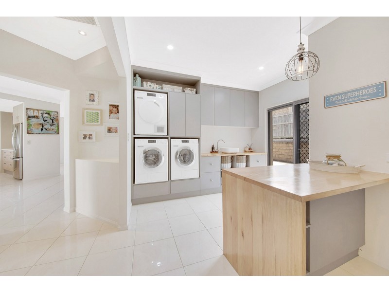 2 SCORPIUS PLACE, Telina QLD 4680