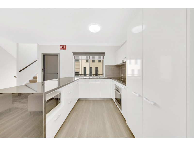 8/7 VIEW STREET, West Gladstone QLD 4680