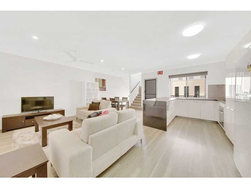 8/7 VIEW STREET, West Gladstone QLD 4680