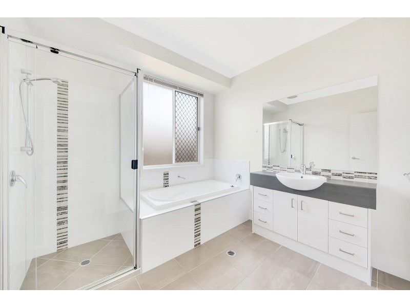 4 Orchard Drive, Kirkwood QLD 4680