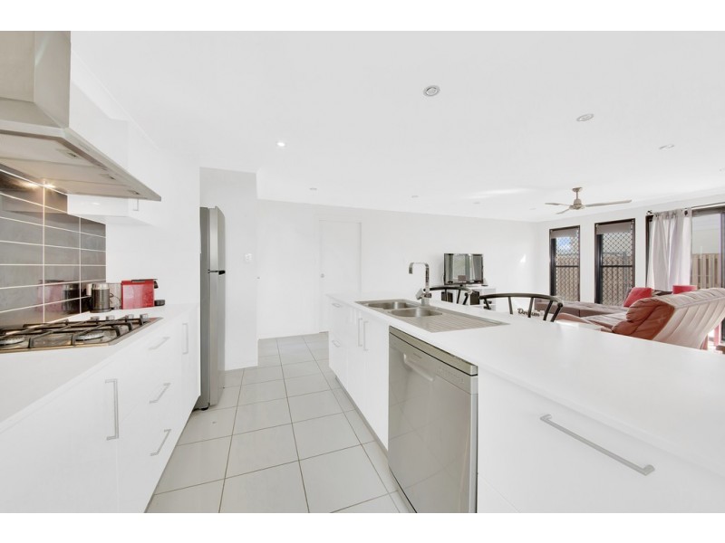 2/1 WEDGETAIL ROAD, Clinton QLD 4680