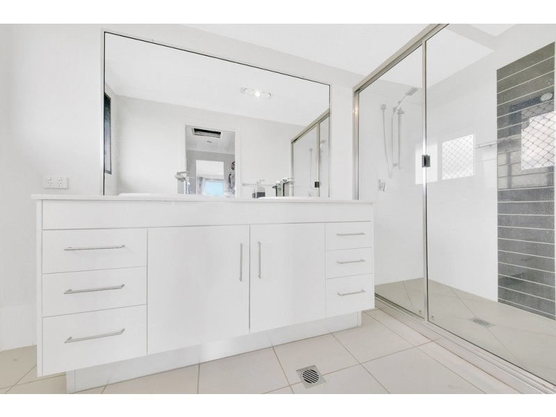 2/1 WEDGETAIL ROAD, Clinton QLD 4680