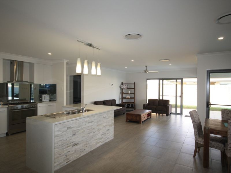 7 PARKWAY CRESCENT, Kirkwood QLD 4680