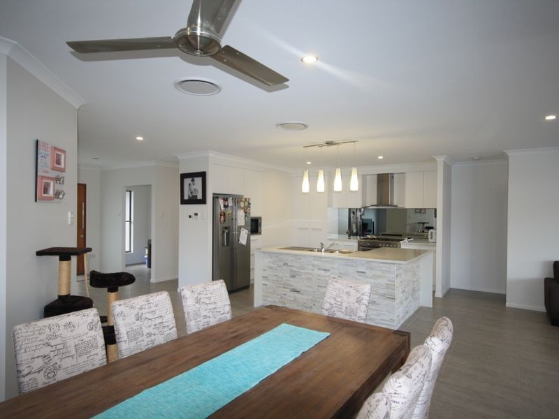 7 PARKWAY CRESCENT, Kirkwood QLD 4680