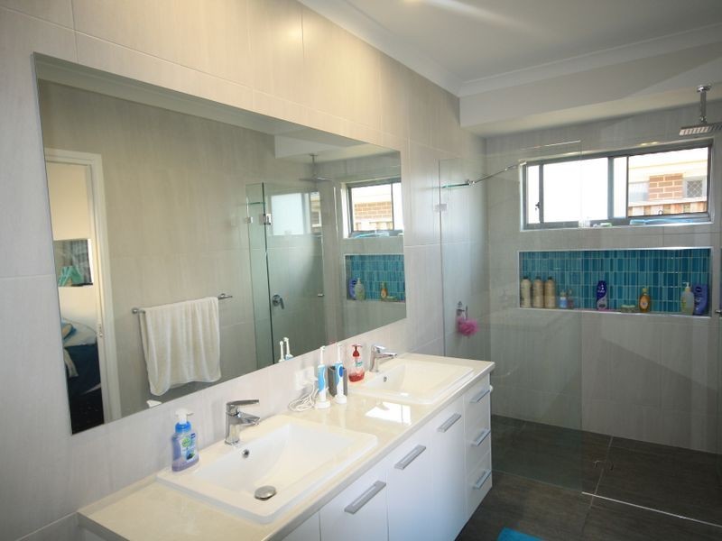 7 PARKWAY CRESCENT, Kirkwood QLD 4680