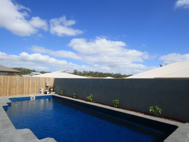 7 PARKWAY CRESCENT, Kirkwood QLD 4680