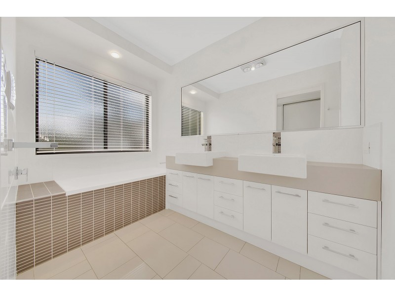 22 PARKSVILLE DRIVE, New Auckland QLD 4680