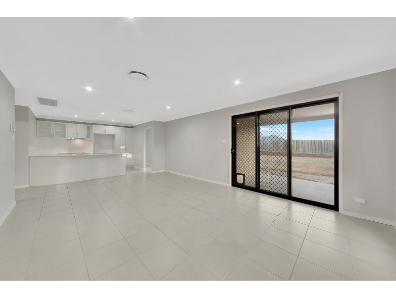 18 FLOREY PLACE, Kirkwood QLD 4680