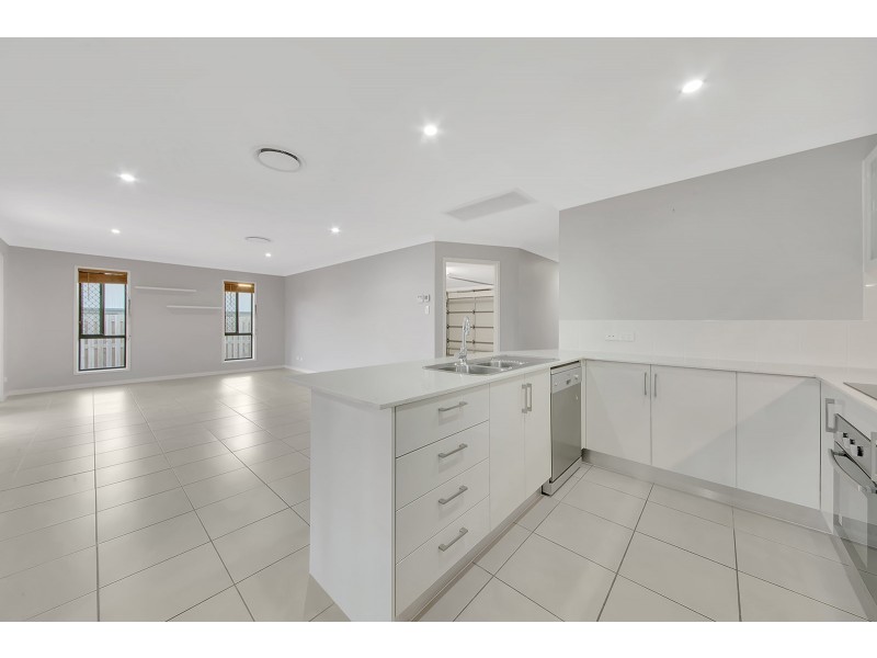 18 FLOREY PLACE, Kirkwood QLD 4680