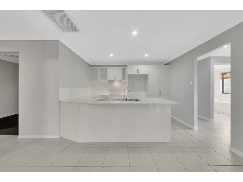 18 FLOREY PLACE, Kirkwood QLD 4680