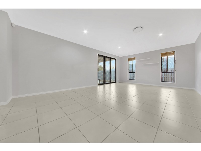 18 FLOREY PLACE, Kirkwood QLD 4680